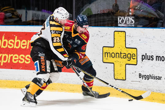 Skellefteås Mark Katic i kamp om pucken med Djurgårdens