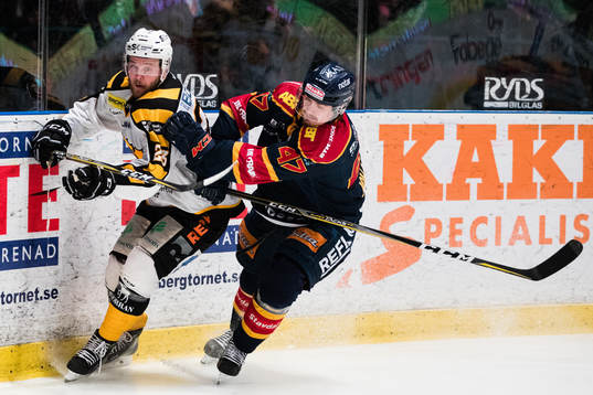 Skellefteås Mark Katic och Djurgårdens Linus Johansson
