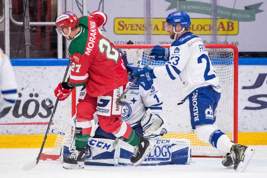 Moras Matt Bailey och Leksands Alex Friesen och målvakt