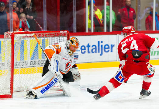 Karlskronas målvakt Johan Holmqvist räddar skott från