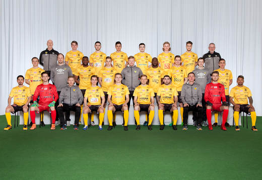  lagledare Pelle Wennberg, Kevin Johansson, Michael Kazzoum, Christian Kurt, Johan Chamoun, Marcus Kanto, Christopher Alp, materialare Per-Ove Danielsson. Mittenledet från vänster: Jesper Åman, målvaktstränare Jonas Persson, Grace Tanda, Anton Renmark, sportchef Peter Olsson, Samuel Oki, Adnan Catic, sjukgymnast Simon Karlsson, Eliyo Türkan. Sittande från vänster: Jawad Nasir, Jeffery Gal, assisterande tränare Peder Hessel, Anton Erkén, Axel Wetteus, Daniel Björkman, tränare Rickard Nilsson, Sebastian Molnar, Anderson Ponciano Da Silva.