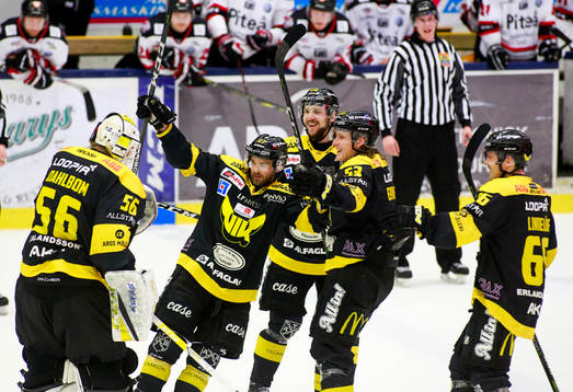 Västerås spelare jublar på slutsignal