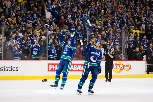 Vancouvers Daniel Sedin och Henrik Sedin jublar
