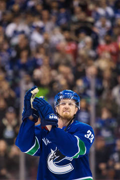 Vancouvers Henrik Sedin tackar publiken