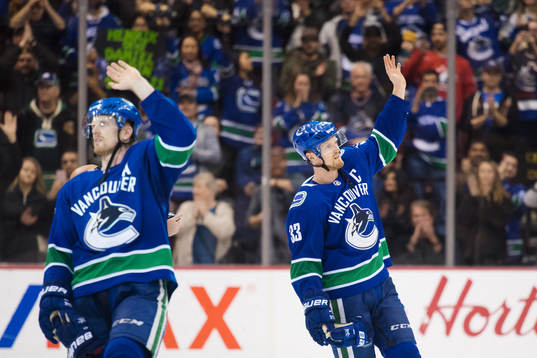 Vancouvers Daniel Sedin och Henrik Sedin tackar publiken