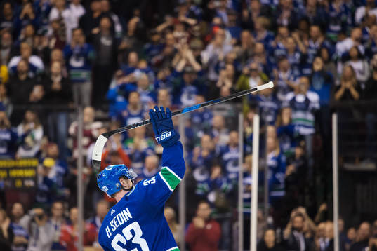 Vancouvers Henrik Sedin tackar publiken