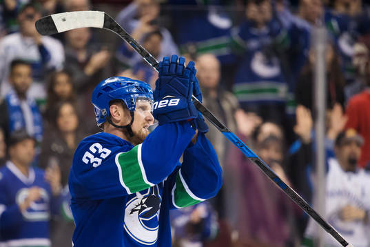 Vancouvers Henrik Sedin tackar publiken