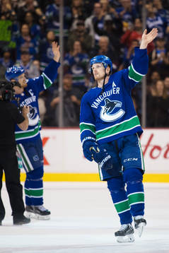 Vancouvers Daniel Sedin och Henrik Sedin tackar publiken