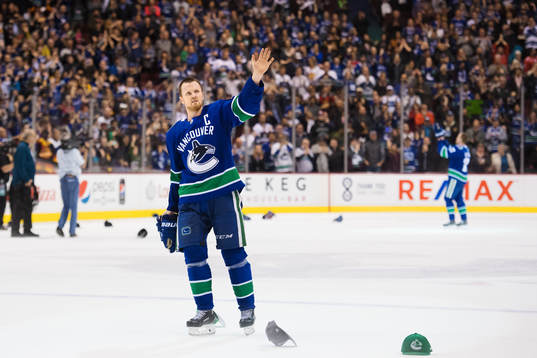 Vancouvers Henrik Sedin tackar publiken