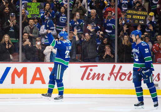 Vancouvers Daniel Sedin och Henrik Sedin tackar publiken