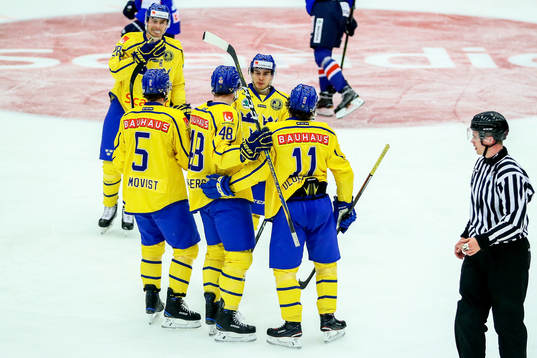 Sveriges Carl Klingberg jublar med lagkamrater