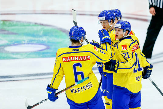 Sveriges Carl Klingberg jublar med lagkamrater