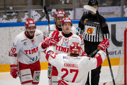 Timrås Vilmos Gallo jublar med lagkamrater