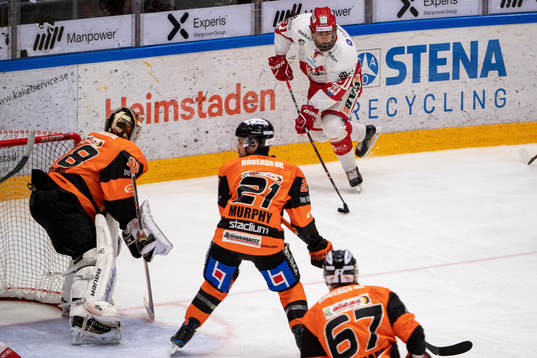 Timrås Filip Hållander och Karlskronas målvakt Johannes
