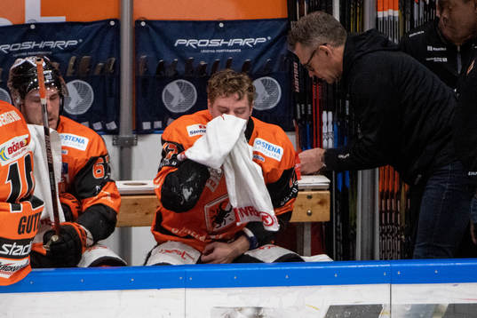 Karlskronas Joel Kellman grinar illa