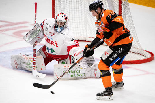 Karlskronas Joachim Rohdin och Timrås målvakt Henrik