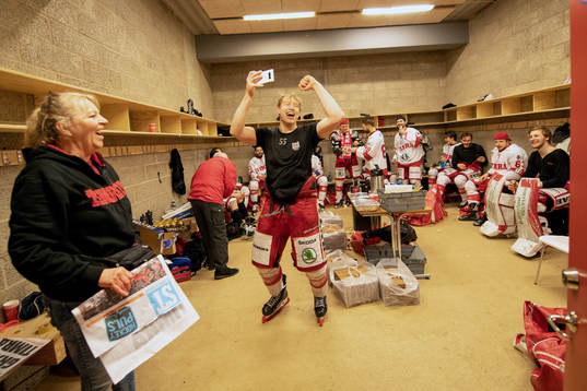 Vilmos Gallo jublar i omklädningsrummet