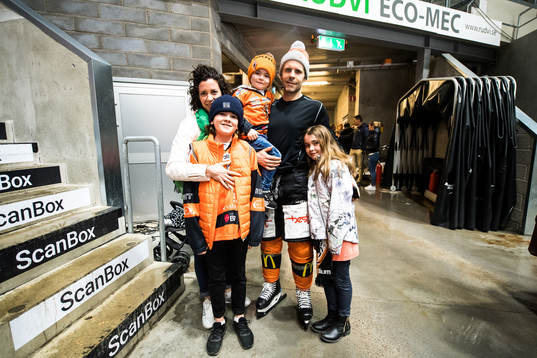 Karlskronas Cory Murphy med familj poserar