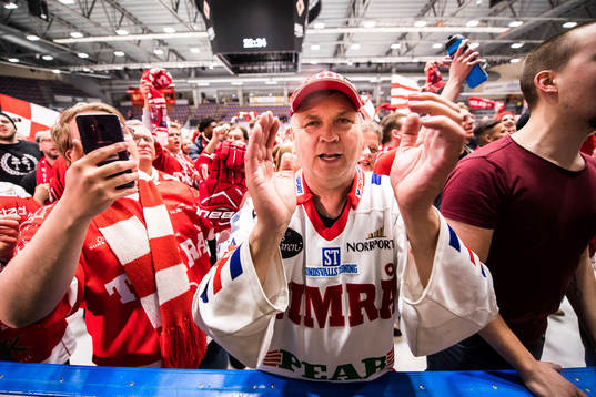 Timrå supportrar jublar