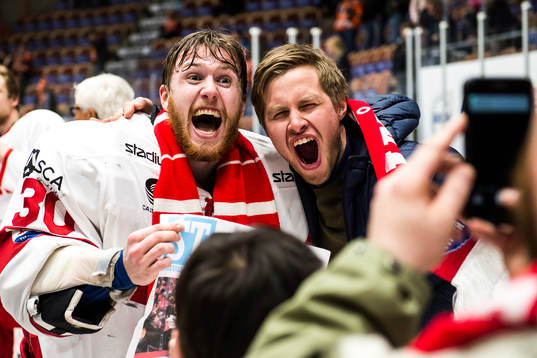 Timrås målvakt Henrik Haukeland jublar med supportrar