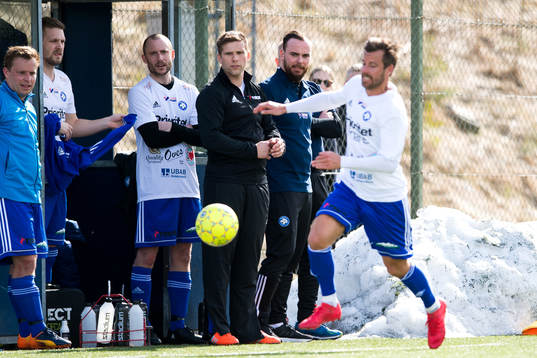 Öjersjös spelande tränare Anders Svensson ser på Pontus Farnerud