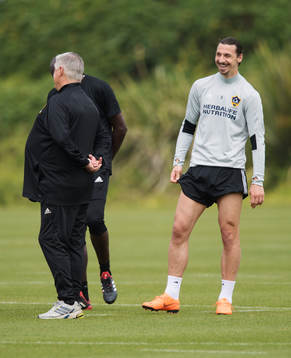 Zlatan Ibrahimovic skrattar