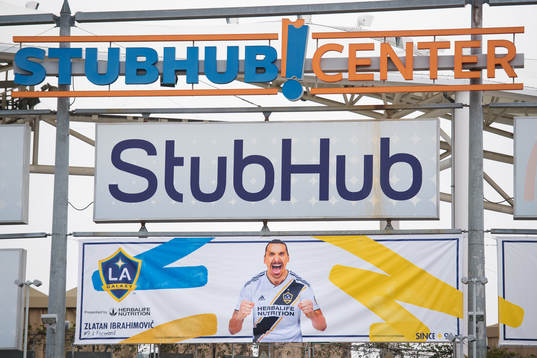 En affisch med Zlatan Ibrahimovic hänger på Stubhub