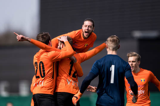 Torns Christopher Nilsson och Ludvig Bergman jublar med Niklas Nilsson efter hans 0-1 mål