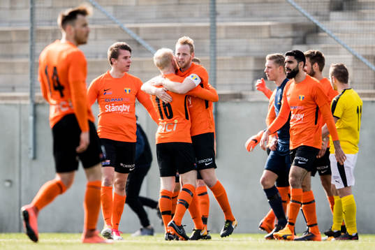 Torns Daniel Hidefält Thulin jublar med Hugo Barsne