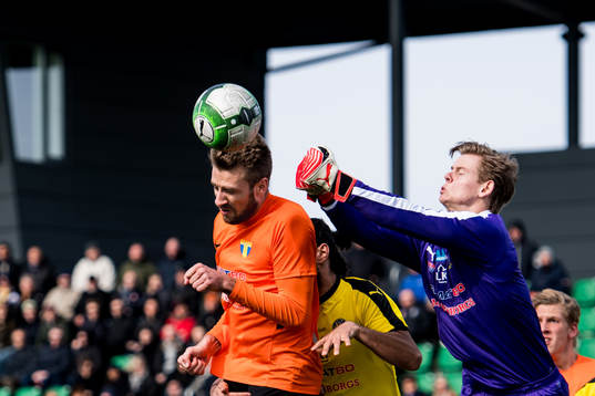 Torns Niklas Nilsson och Lunds målvakt Jakob Tånnander