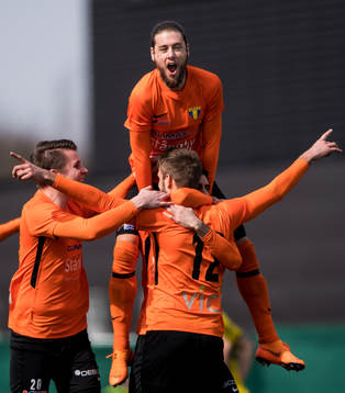 Torns Christopher Nilsson och Ludvig Bergman jublar med Niklas Nilsson efter hans 0-1 mål
