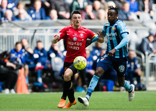 Trelleborgs Alexander Blomqvist i kamp om bollen med