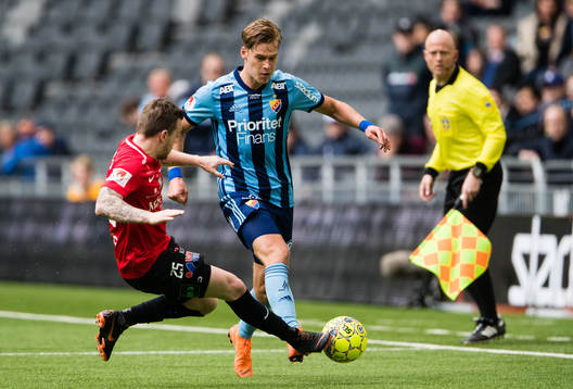 Trelleborgs Victor Nilsson stöter bort bollen för Djurgårdens Felix Beijmo