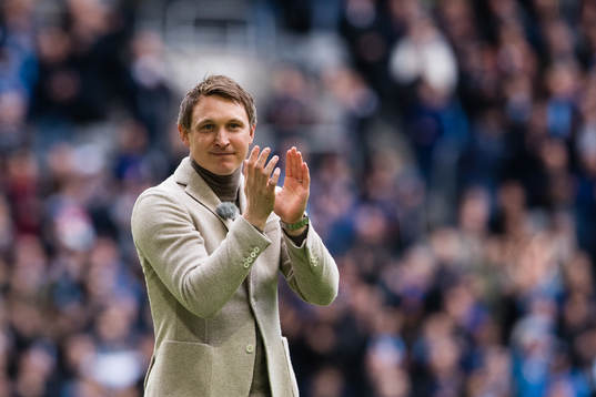 Djurgårdens tidigare spelare Kim Källström uppvaktas