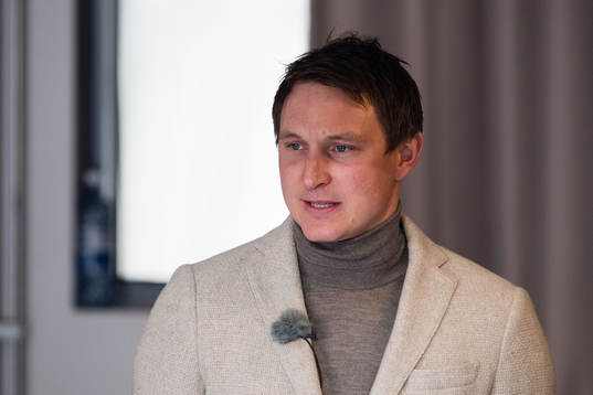 Djurgårdens tidigare spelare Kim Källström väntar på