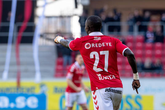 Kalmars Papa Alioune Diouf jublar