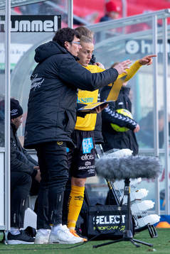 Elfsborgs assisterande tränare Miguel Beas ger Jesper Karlsson instruktioner inför ett byte