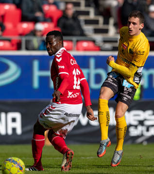 Elfsborgs Arian Kabashi och Kalmars Chima Uche Akas