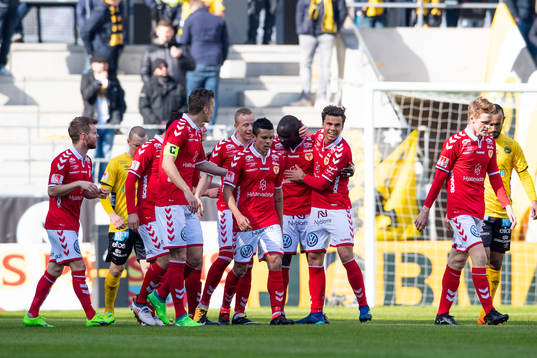 Kalmars Papa Alioune Diouf klappas om av lagkamraterna efter att gjort 1-0