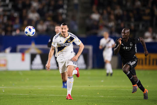LA Galaxys Zlatan Ibrahimovic och Kansas Ike Opara