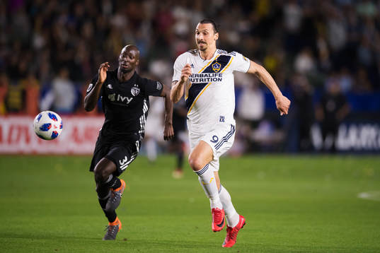 Kansas Ike Opara och LA Galaxys Zlatan Ibrahimovic