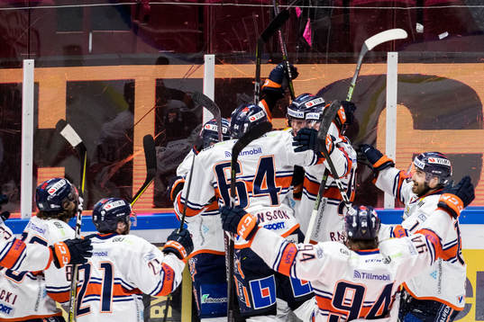 Växjös Elias Pettersson jublar med lagkamrater