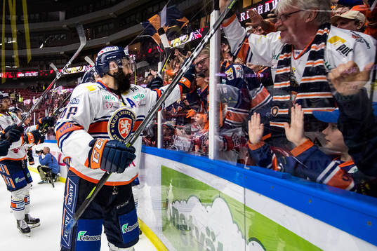 Växjös Daniel Rahimi  jublar med publiken