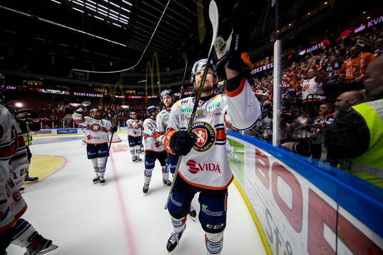 Växjös spelare jublar med publiken