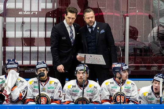 Växjös tränare Sam Hallam och assisterande tränare