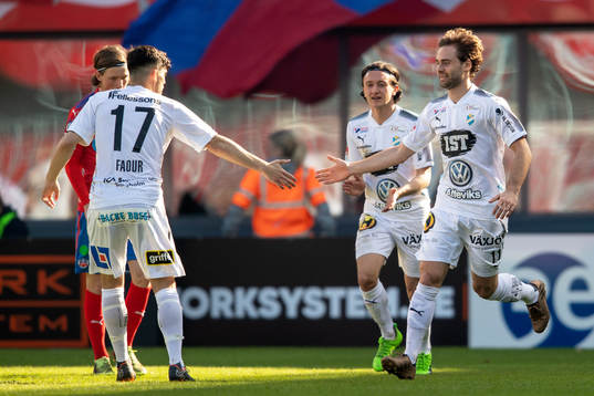 Östers Simon Helg jublar med lagkamrater efter 2-1