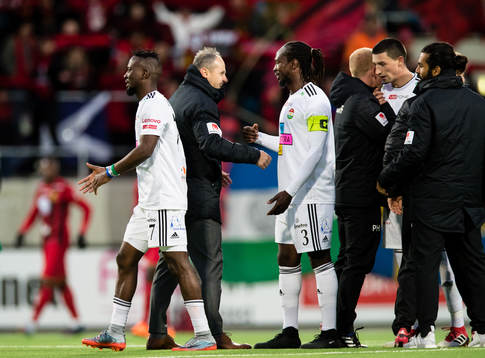 Dalkurds tränare Azrudin Valentic gratulerar Kebba Ceesay