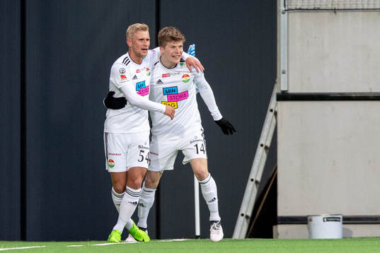 Dalkurds Oliver Berg jublar Simon Strand efter 2-0