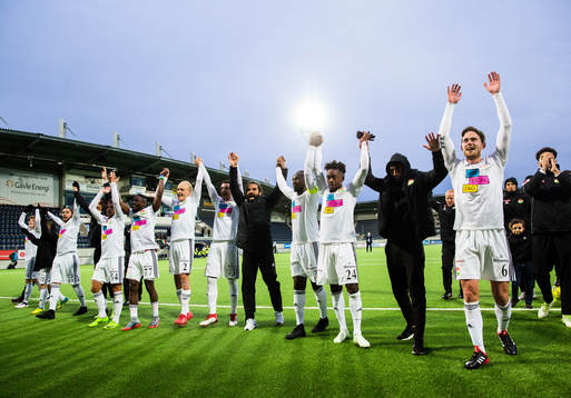 Dalkurds spelare jublar med supportrar