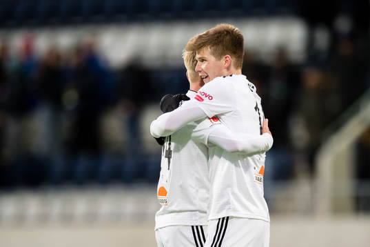 Dalkurds Oliver Berg omfamnar Simon Strand i segern med 3-0